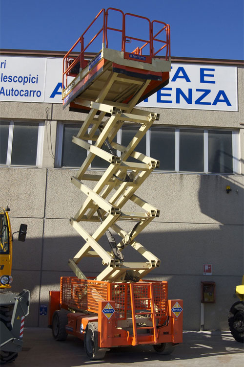 Noleggio scissor motore disel fino a 14 metri di altezza