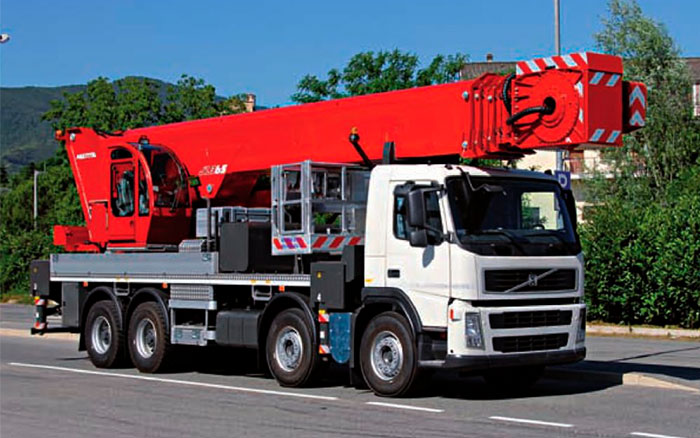Noleggio piattaforme aeree montate su camion con patente C